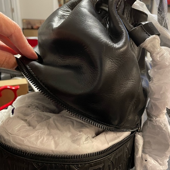 Hayden Harnett for Walt Disney with black zippers & hardware. Includes dust bag - Picture 4 of 7